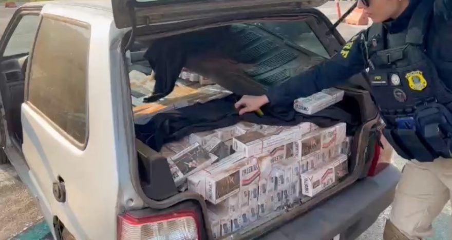 PRF apreende carro transportando 6 mil maços de cigarros
