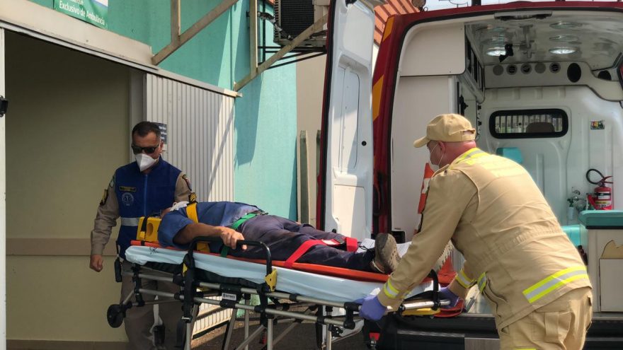 Tronco de árvore cai em homem que realizava corte em São Salvador