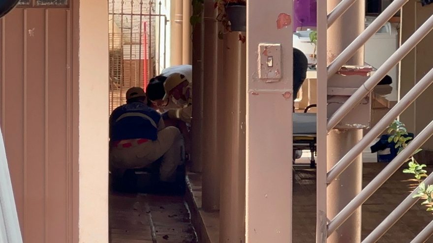 Limpando o piso, mulher escorrega e fica ferida
