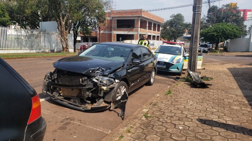 Chevrolet Tracker capota após colisão com Virtus na Rua Rio Grande do Sul