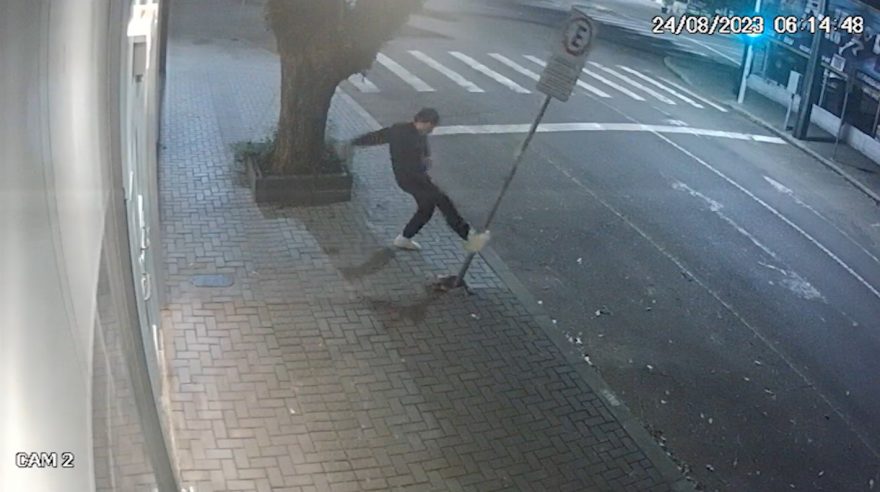 Homem x placa: Revoltado, jovem briga com placa, danifica calçada e quebra o próprio celular no Centro; veja o vídeo