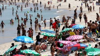 Rio tem o dia mais quente do inverno, mas frente fria chega ainda hoje