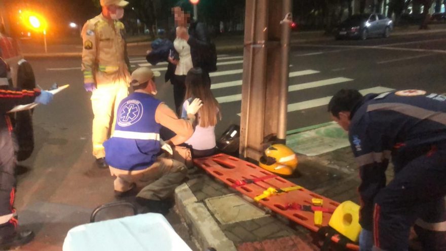 Mulheres ficam feridas em queda de moto na Av. Brasil