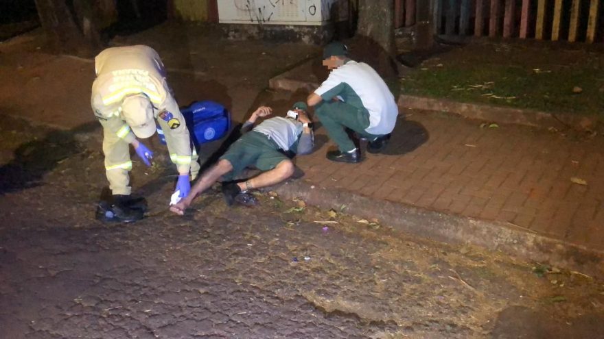 Motociclista fica ferido ao sofrer queda na Rua Públio Pimentel
