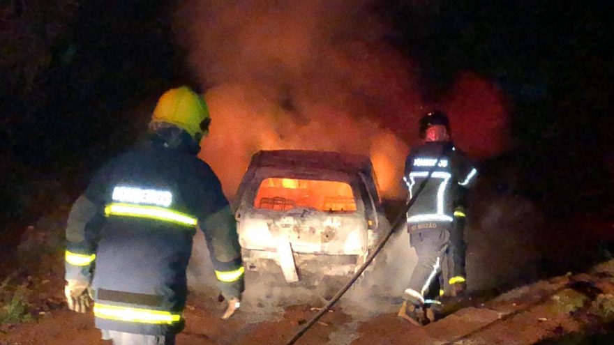 Fiesta é completamente destruído por incêndio na PR-180
