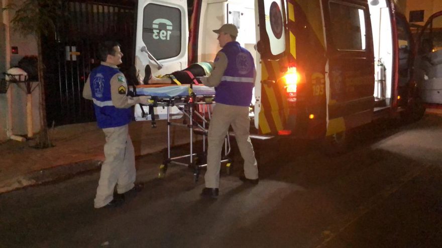 Mulher vítima de agressão é socorrida e idoso detido, na Rua Claudia Galante Padovani