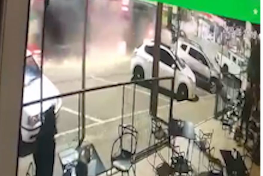 Impressionante: caminhão carregado com soja tomba sobre carros em Coronel Vivida