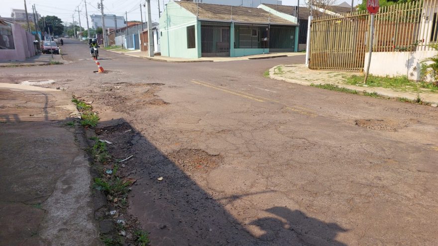 Moradores pedem melhora na sinalização e no asfalto do Santa Felicidade