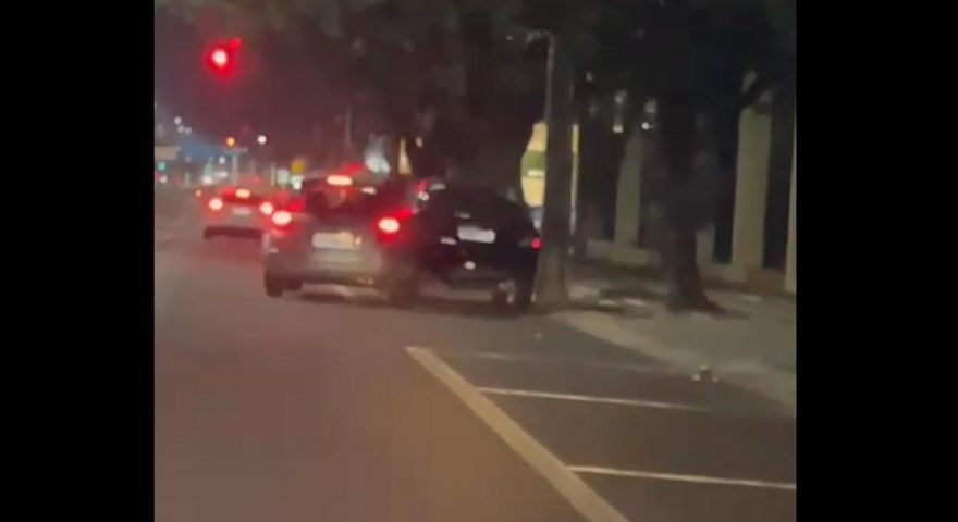 Passageira de outro carro flagra Ford Ka batendo em Versa na Avenida Brasil