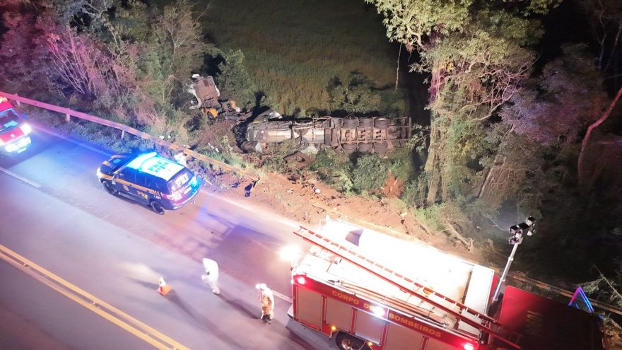 Motorista morre após carreta tanque cair em ribanceira na BR-277 em Cantagalo