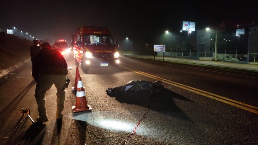 Mulher morre ao ser atropelada na BR-277 em Cascavel