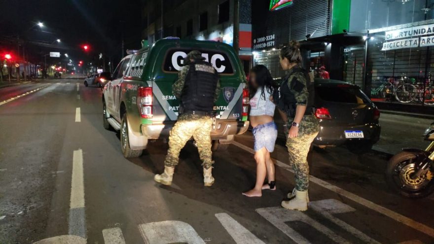Com tornozeleira eletrônica, mulher é presa pela GM após cortar pescoço de homem com estilete
