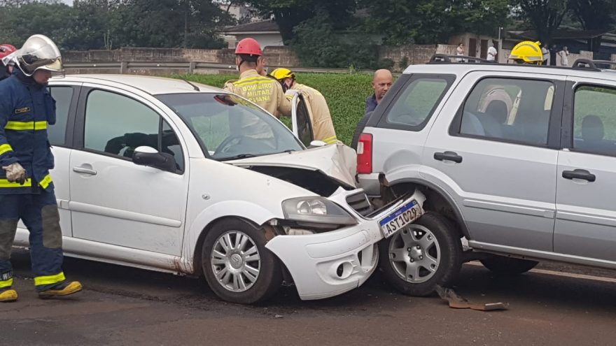 Engavetamento mobiliza Corpo de Bombeiros na PRc-467 em Cascavel