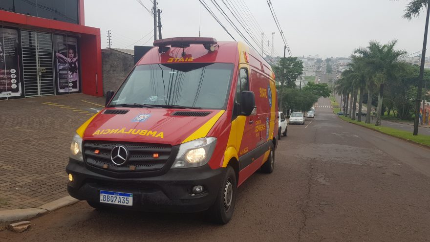 Jovem, de 20 anos, fica ferida após colisão entre moto e Van na Avenida Brasil