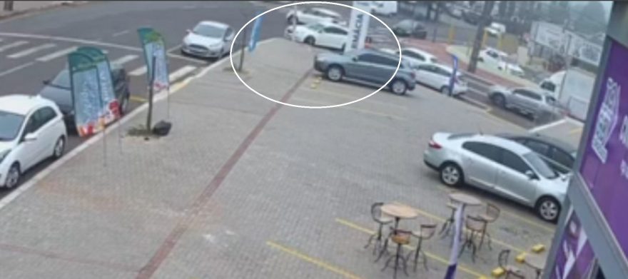 Câmera registra momento em que carro bate em semáforo na Rua da Lapa