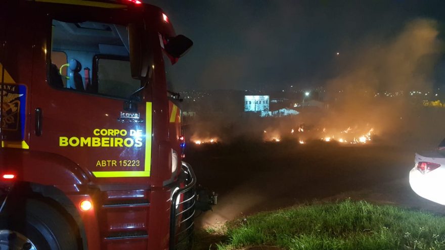 Bombeiros combatem incêndio em vegetação na Rua Mario Corradi no Veneza