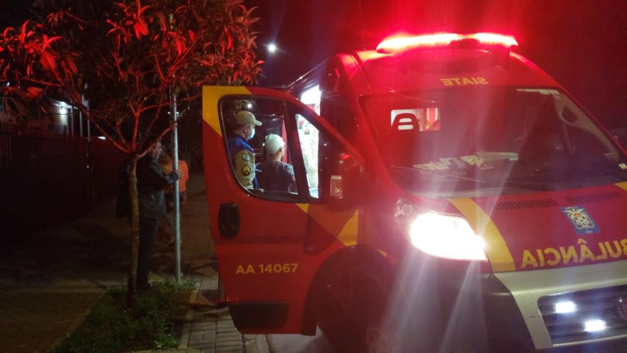 Homem fica ferido ao sofrer queda de bicicleta e pede ajuda na UPS Norte