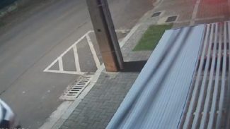 Câmera de segurança mostra ousadia de bandido GTA em roubo de Honda WRV
