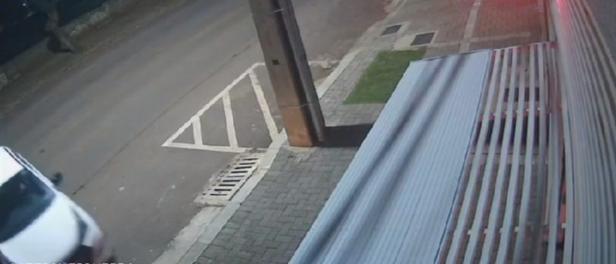 Câmera de segurança mostra ousadia de bandido GTA em roubo de Honda WRV