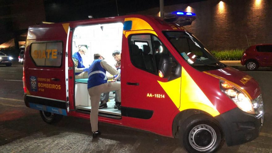 Motociclista sofre ferimentos leves em acidente na Rua Paraná no Centro