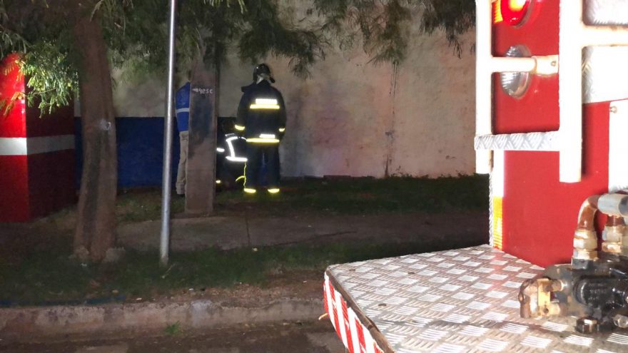 Bombeiros combatem incêndio em local de armazenamento de lixo