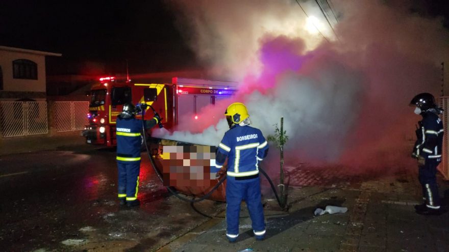 Corpo de Bombeiros combate incêndio em caçamba de entulhos