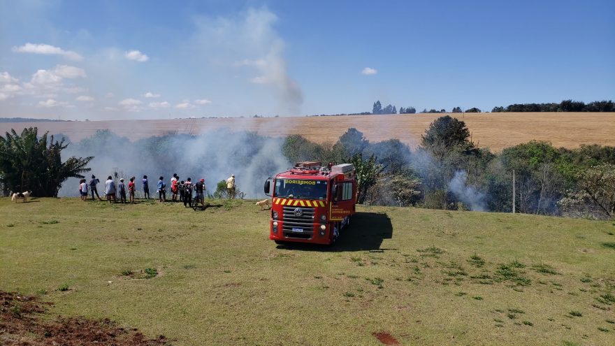 Corpo de Bombeiros combate incêndio em vegetação no Riviera