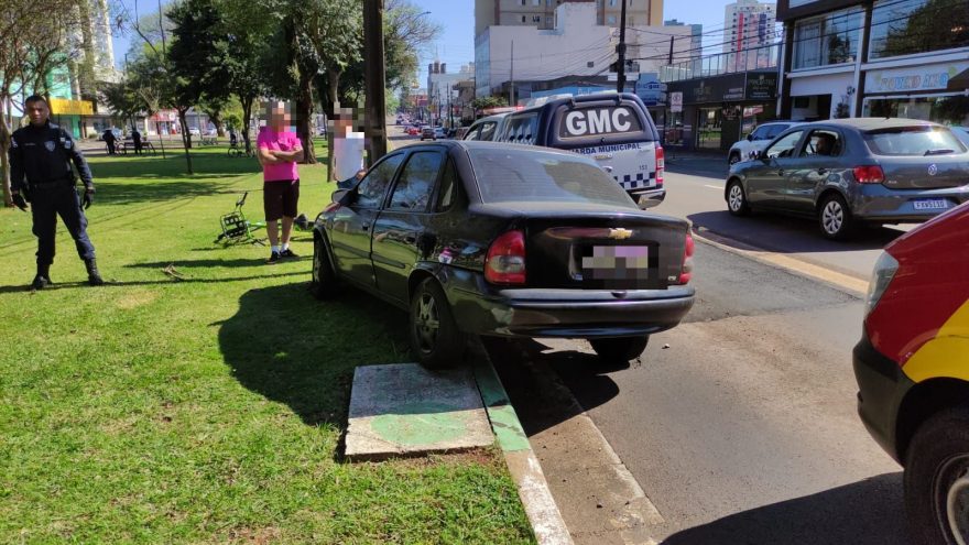 Motorista sofre convulsão e colide carro contra poste na Avenida Brasil