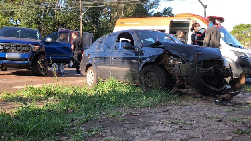 Clio e Ranger se envolvem em acidente na Rua Cuiabá