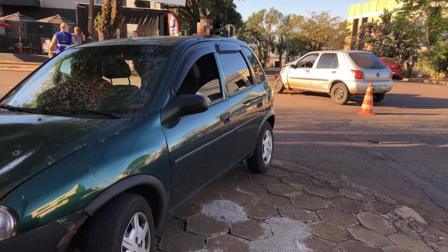 Batida entre dois carros deixa mulher ferida Rua Ponta Grossa