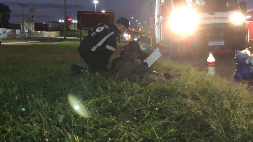 Homem desmaiado é socorrido pelo Samu na BR-277 em frente à Expovel