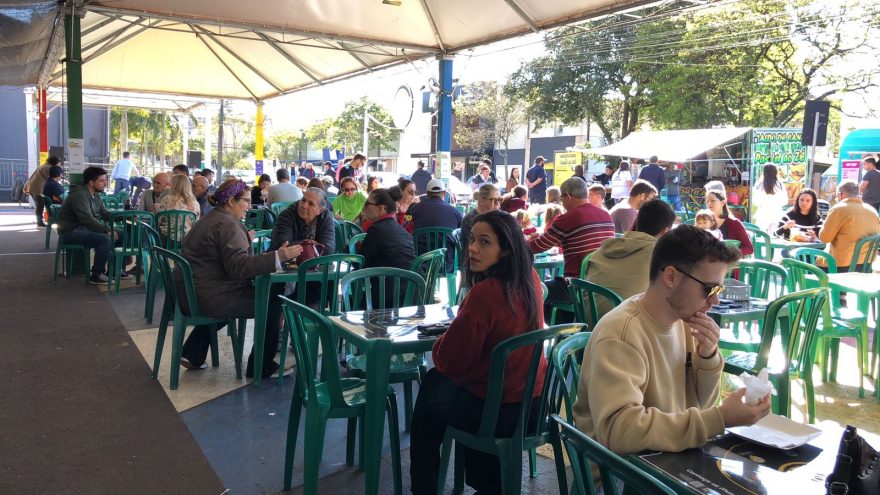 População aproveita linda manhã para tomar café na Feira do Teatro
