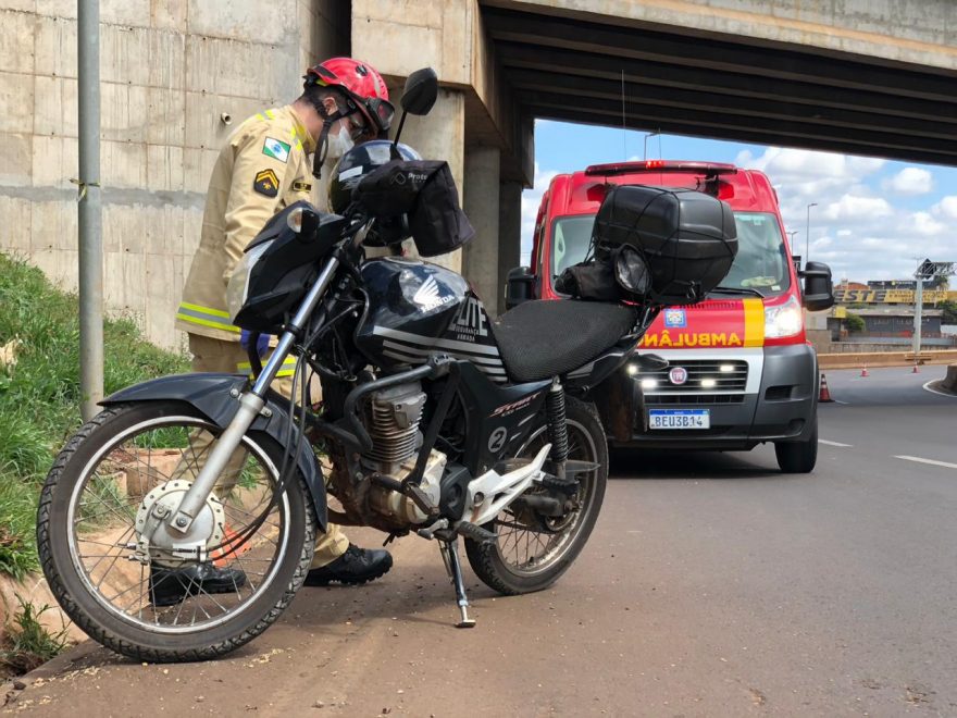 Jovem de 23 anos fica ferido após acidente no Trevo Cataratas