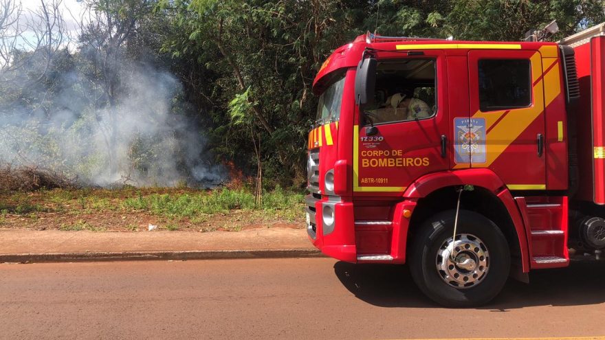 Incêndio ambiental é registrado no Bairro Santo Onofre e Corpo de Bombeiros realiza combate