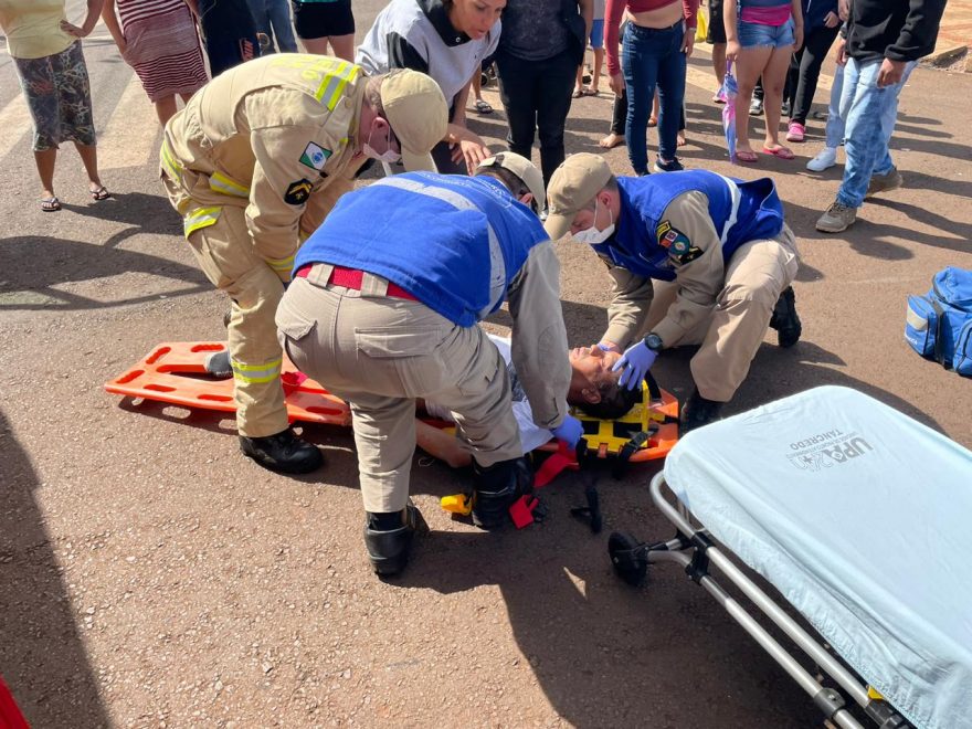 Homem é socorrido pelas equipes do Corpo de Bombeiros após colisão no Riviera