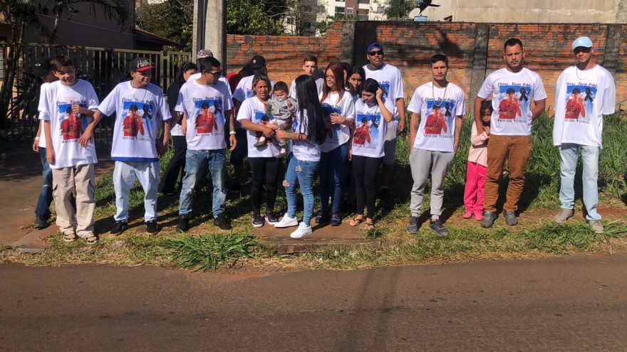 Familiares e amigos de jovem morto em confronto com a PM fazem manifestação