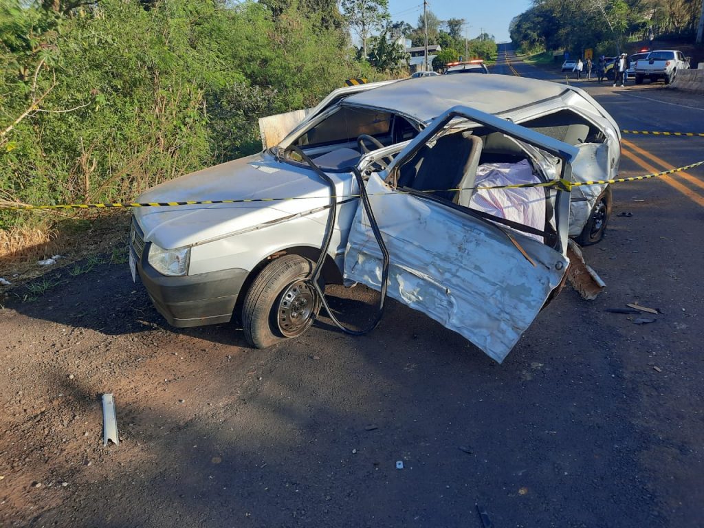 Dois jovens morrem ao Fiat Uno colidir contra cabeceira de ponte na PR-239, em Nova Cantu