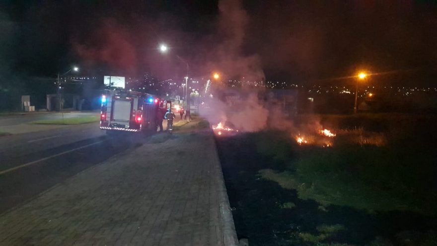 Corpo de Bombeiros é mobilizado para combater incêndio na Avenida Brasil