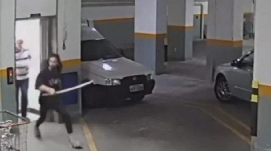 Vídeo: ‘Samurai’ corre atrás de ladrões e recupera bicicletas furtadas