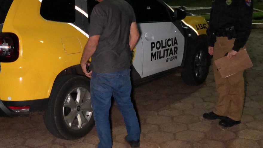 Idoso é preso por embriaguez ao volante após colidir contra veículo estacionado