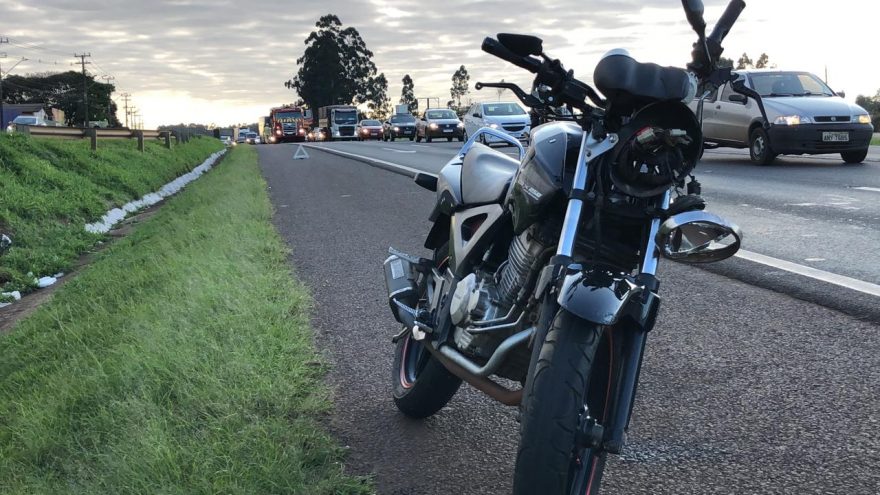 Colisão traseira entre carro e moto deixa uma pessoa ferida na BR-277