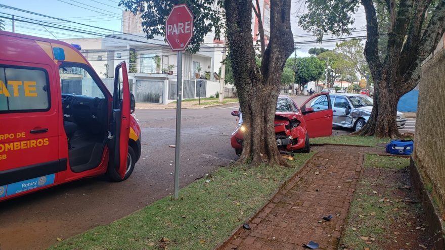 Veículos se envolvem em colisão na Rua Castro Alves, no Centro