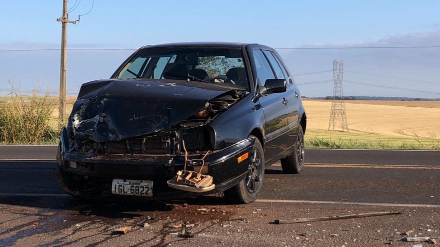 Golf e BMW se envolvem em forte colisão na rodovia BR-277