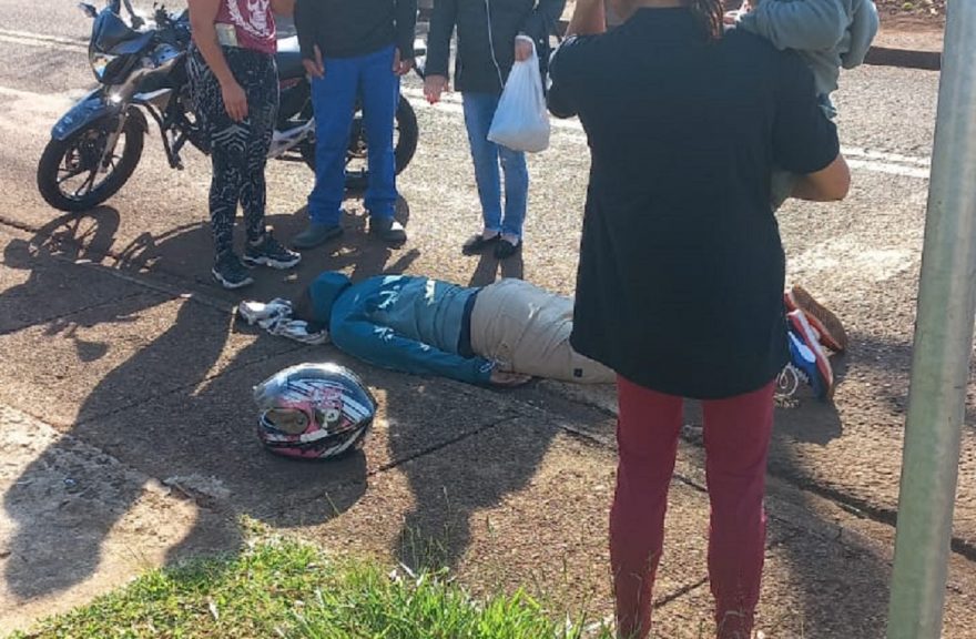 Motociclista fica ferido após colisão com carro no Bairro Santa Cruz