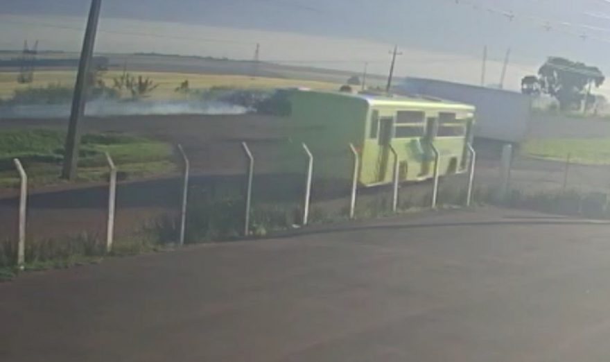 Câmera registra colisão na rodovia BR-277, em Cascavel