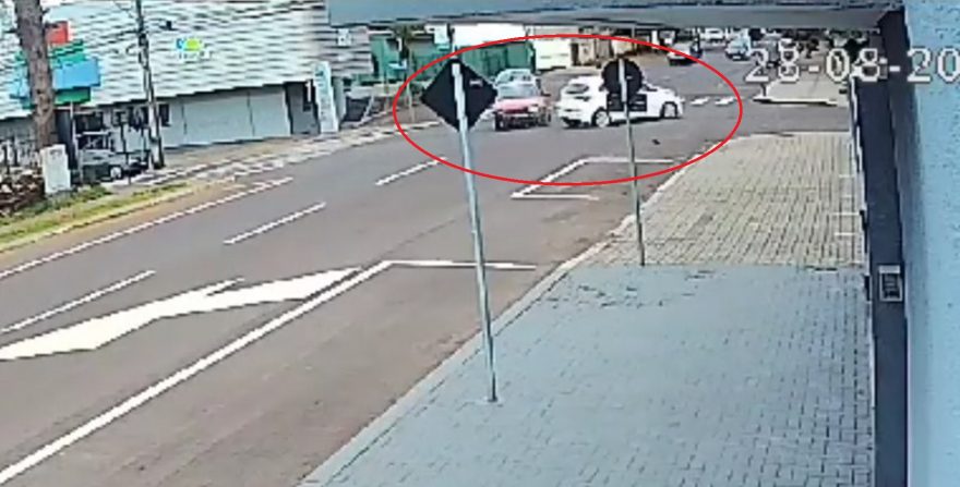 Câmera flagra acidente entre Gol e HB20 no Centro