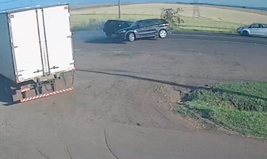 Vídeo mostra momento em que BMW é violentamente atingida por Golf na BR-277