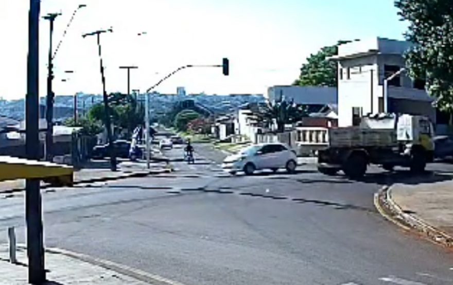 Colisão entre Astra e moto é registrada por câmera no Santa Cruz
