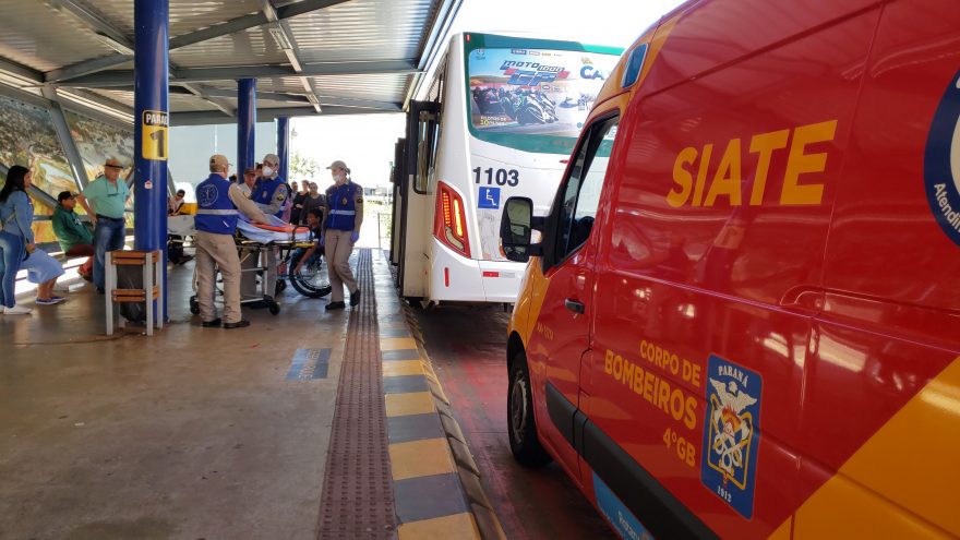 Idosa é socorrida após sofrer queda em transporte coletivo no Centro