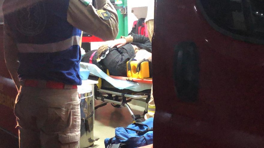 Motociclista fica ferida ao sofrer queda de moto na BR-277 em Cascavel